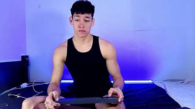 Luke_Muscle: διαδικτυακό σόου στην κάμερα