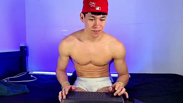 Luke_Muscle: διαδικτυακό σόου στην κάμερα