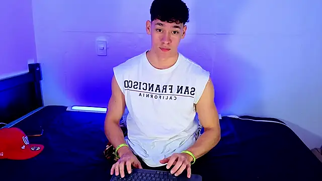 Luke_Muscle: διαδικτυακό σόου στην κάμερα