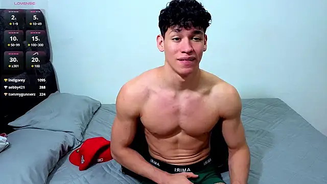 Luke_Muscle: διαδικτυακό σόου στην κάμερα