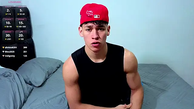 Luke_Muscle Show in webcam