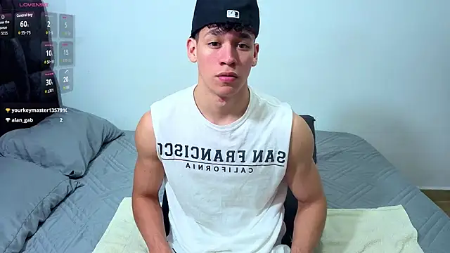 Luke_Muscle Show in webcam