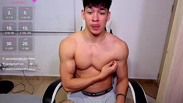 Luke_Muscle Show in webcam