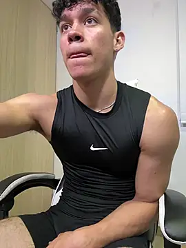 Luke_Muscle Show in webcam