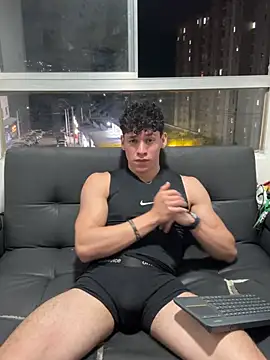 Luke_Muscle: διαδικτυακό σόου στην κάμερα