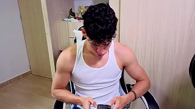 Luke_Muscle Show in webcam