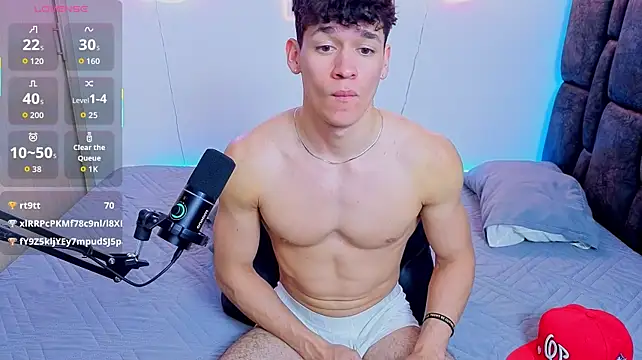 Luke_Muscle Show in webcam