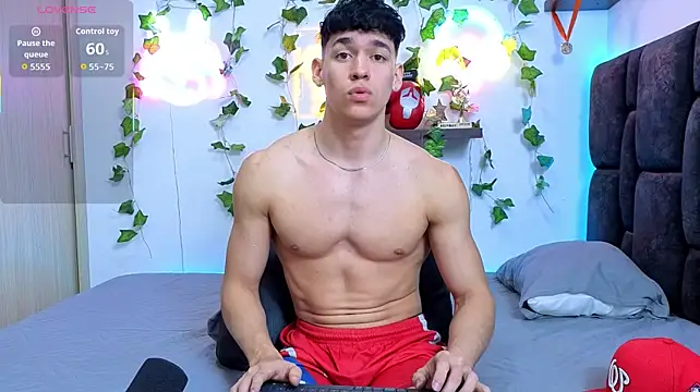Luke_Muscle Show in webcam