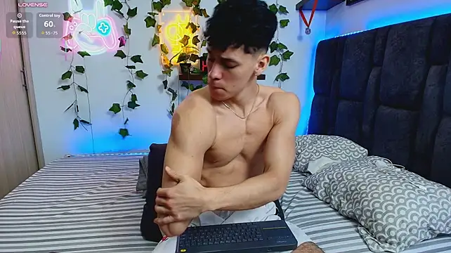 Luke_Muscle: διαδικτυακό σόου στην κάμερα