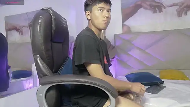 IsakGrant Show in webcam
