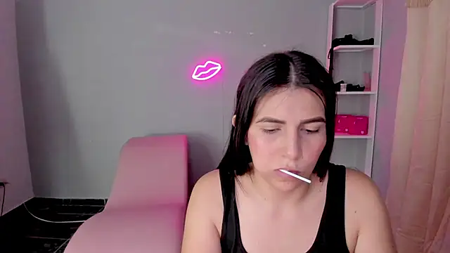 estrellita_18nice Adlı Modelin Web Kamerası Şovu