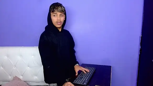 Angel_foxc13 webkamerás műsora