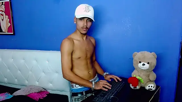Angel_foxc13: διαδικτυακό σόου στην κάμερα