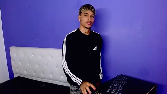 Angel_foxc13 élő XXX-chatje