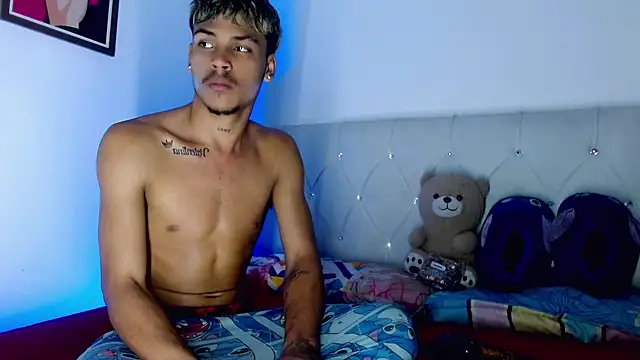 Angel_foxc13: διαδικτυακό σόου στην κάμερα