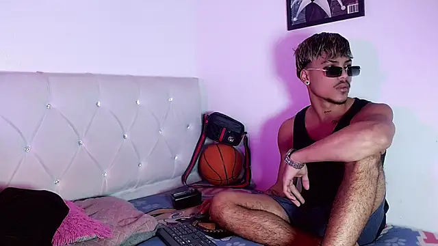 Angel_foxc13: διαδικτυακό σόου στην κάμερα