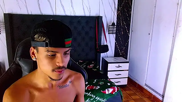 Angel_foxc13: διαδικτυακό σόου στην κάμερα