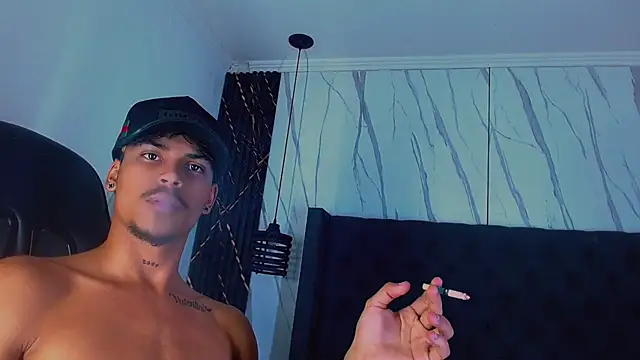 Angel_foxc13: διαδικτυακό σόου στην κάμερα