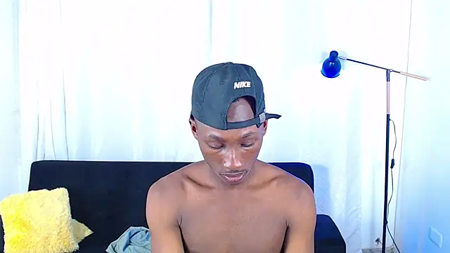 alexaandro18 Show in webcam