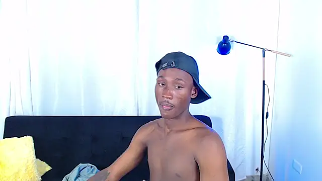 alexaandro18 Show in webcam