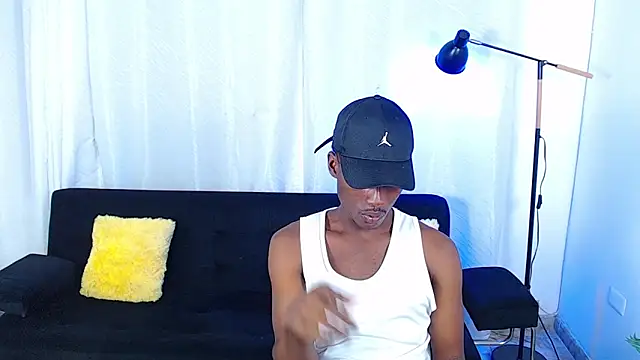 Show modela alexaandro18 na web-kameri