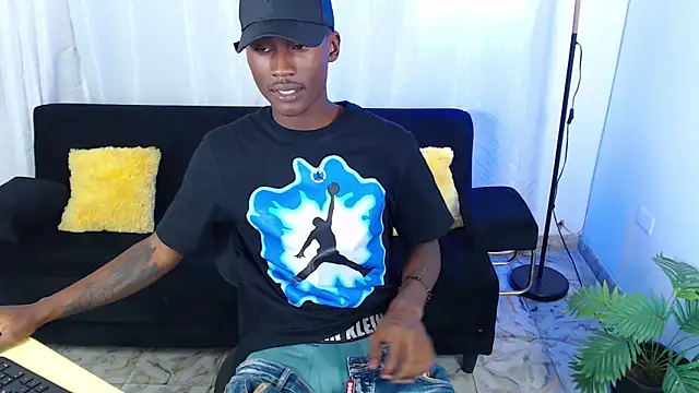 Show modela alexaandro18 na web-kameri
