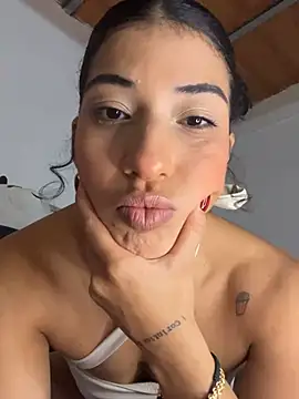 Miily_0 লাইভ XXX চ্যাট