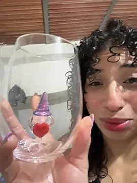 צ'אט XXX בשידור חי של Miily_0