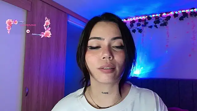 Show modela andraa_rossee na web-kameri