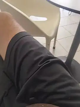 kauliaris28: διαδικτυακό σόου στην κάμερα