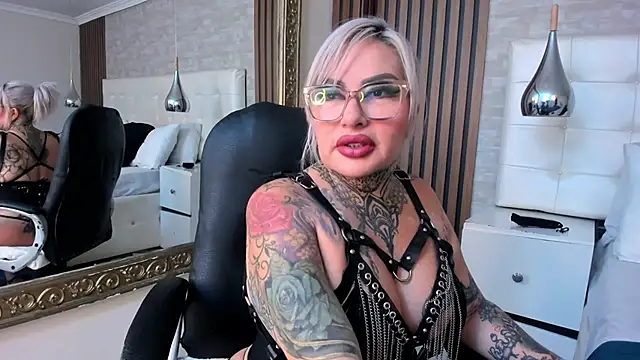 ArianaMora's Live XXX Chat