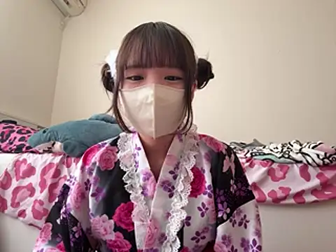 Hirekatsu_18 élő XXX-chatje