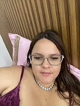 غرفة دردشة Laryssinha_69 المباشرة