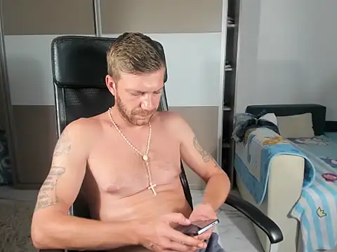 Show modela MIKE_JOCK na web-kameri
