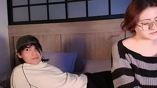 Daphne_and_Roger_ Show in webcam