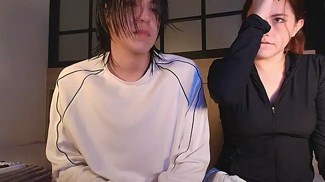 Daphne_and_Roger_ Pertunjukan Webcam