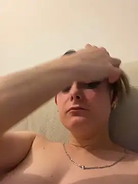 Quenn667 Show in webcam