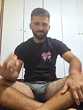 StraightSerb: διαδικτυακό σόου στην κάμερα
