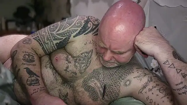 Tattooed_Dilf_01 웹캠 쇼