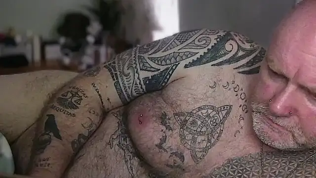 Tattooed_Dilf_01 Adlı Modelin Web Kamerası Şovu