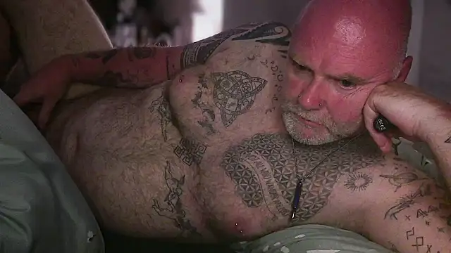Tattooed_Dilf_01 在線直播表演