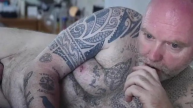 Tattooed_Dilf_01 – webcam-show
