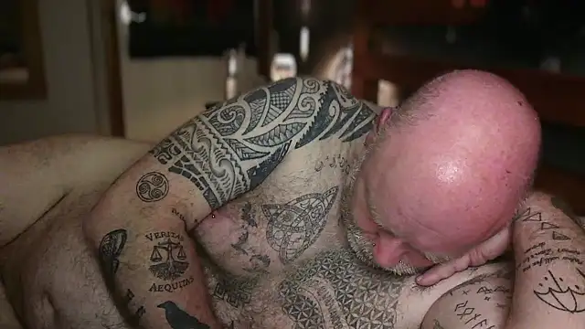 Tattooed_Dilf_01 在線直播表演