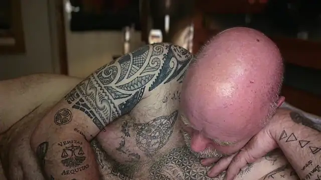 Show modela Tattooed_Dilf_01 na web-kameri