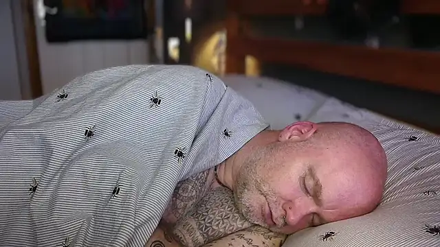 Tattooed_Dilf_01 Adlı Modelin Web Kamerası Şovu