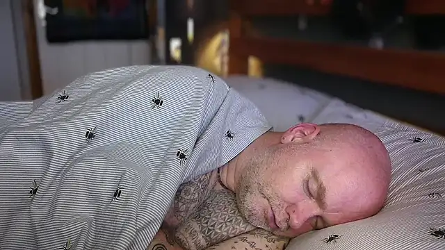 Tattooed_Dilf_01 웹캠 쇼