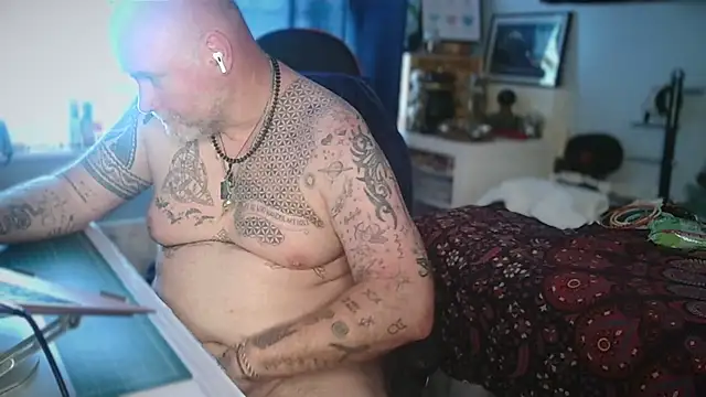 Show modela Tattooed_Dilf_01 na web-kameri