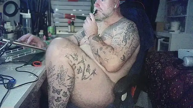 Tattooed_Dilf_01 Show in webcam