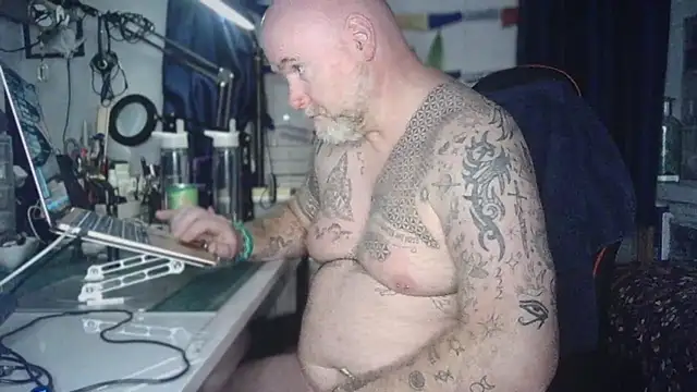 Tattooed_Dilf_01: διαδικτυακό σόου στην κάμερα