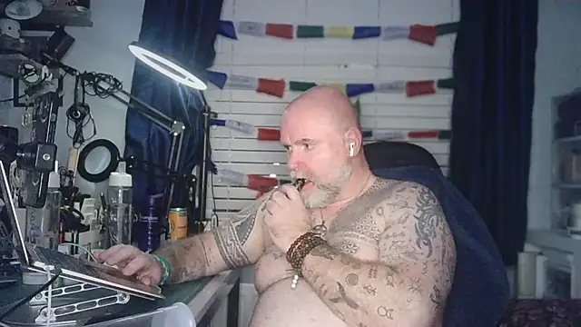Tattooed_Dilf_01 웹캠 쇼